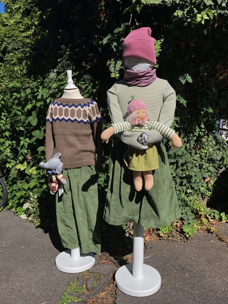 Zwei Kleiderpuppen mit herbstlicher Bekleidung von Serendipity und Nanchen-Puppen in den Armen