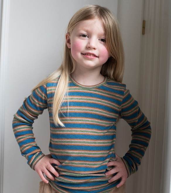 Lächelndes Mädchen in buntem Ringelshirt von Serendipity